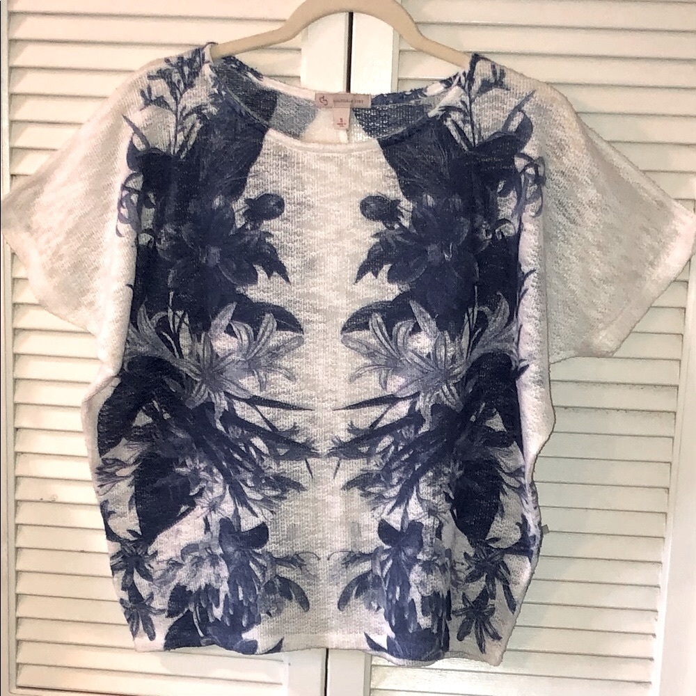 Established 1962 Royal blue and white short sleeve blouse Small